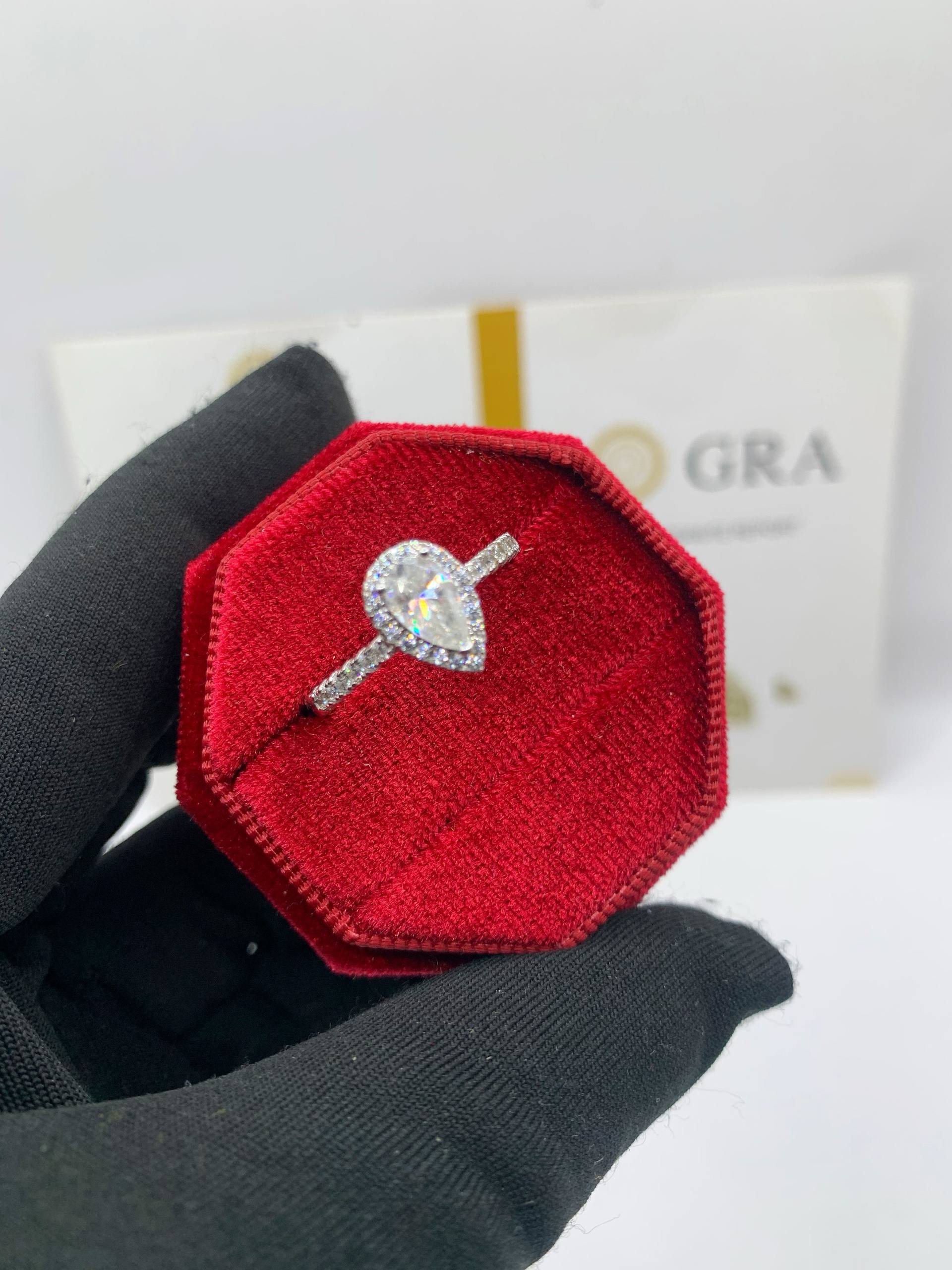 VVS Moissanite Diamond Ring
